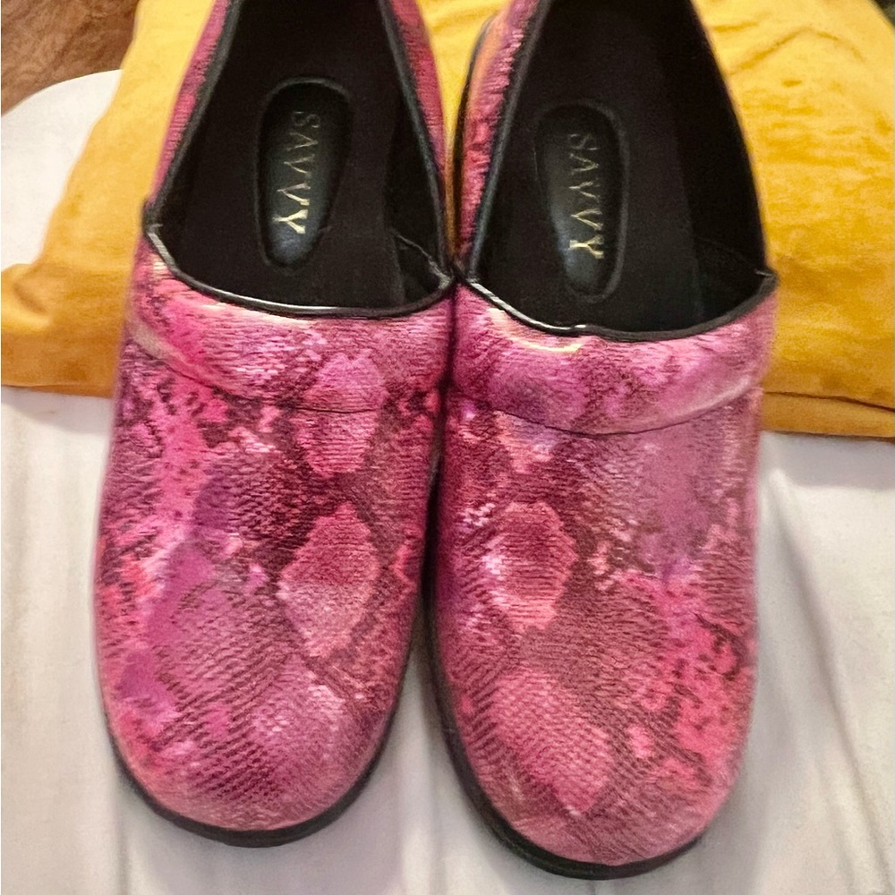 Savvy clogs, size 9 pink snakeskin